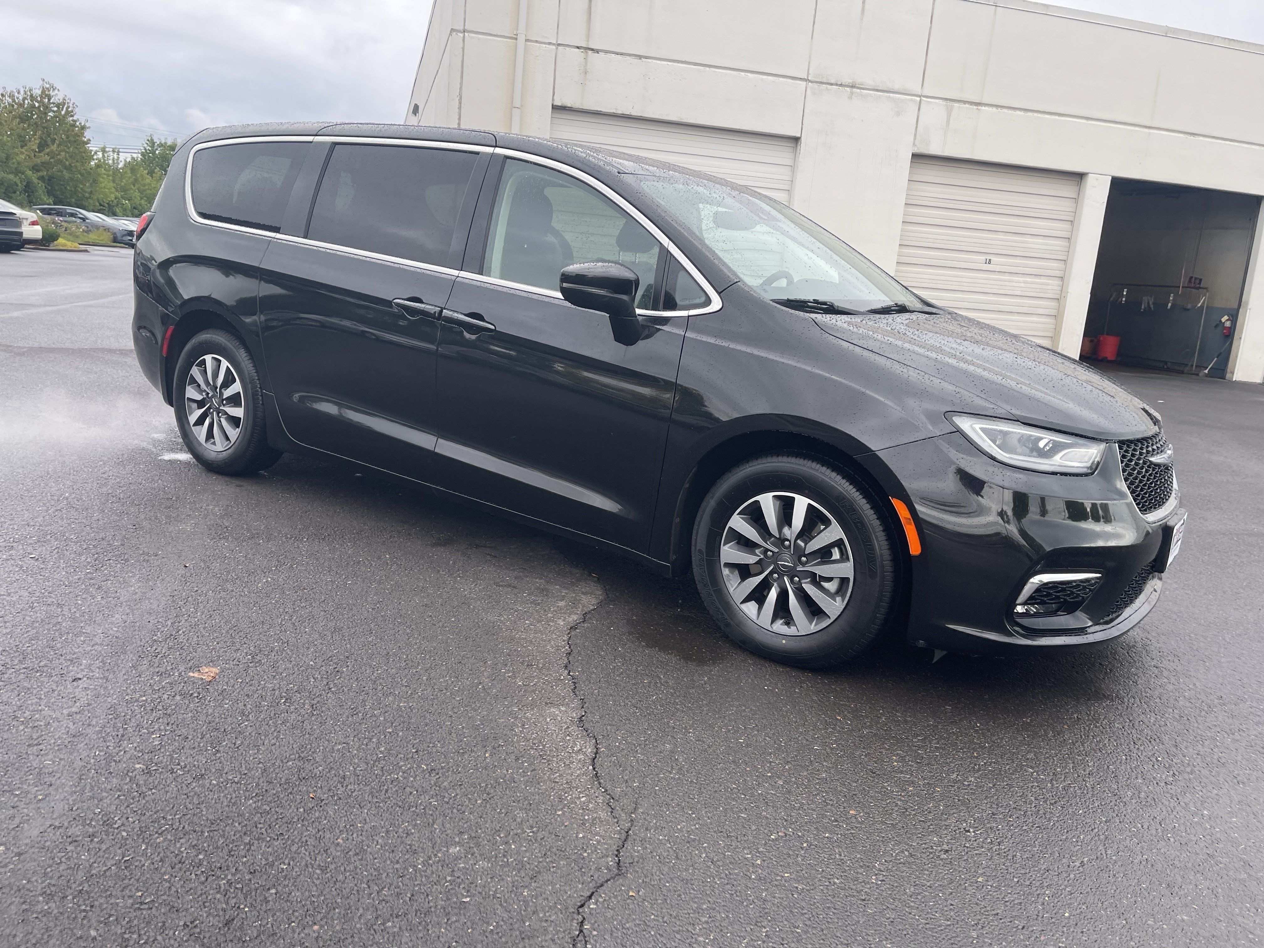 Used 2023 Chrysler Pacifica Touring-L FWD image 7