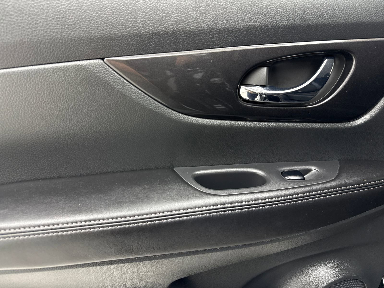 Used 2018 Nissan Rogue SV image 36