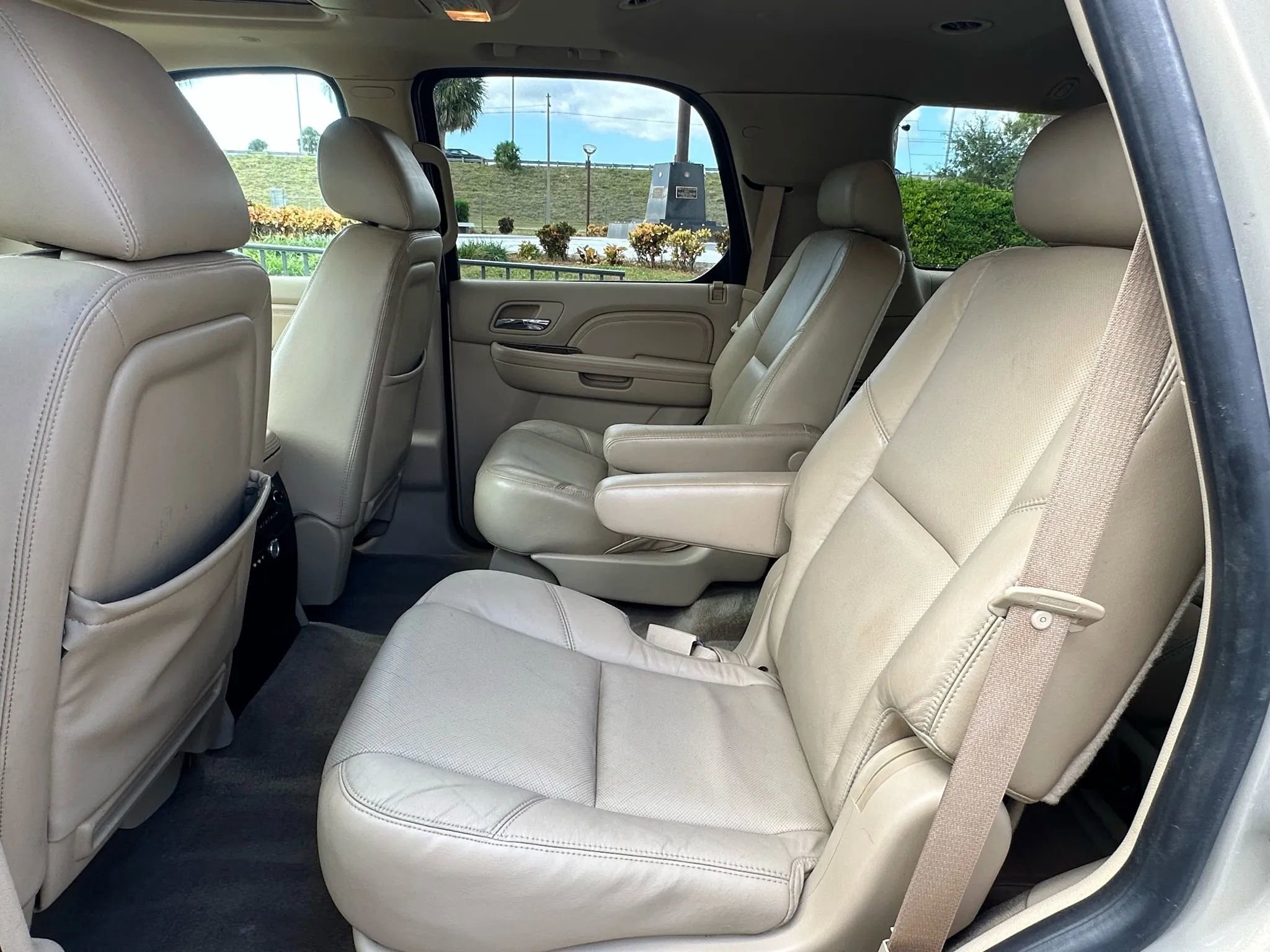 Used 2010 Cadillac Escalade Premium image 28