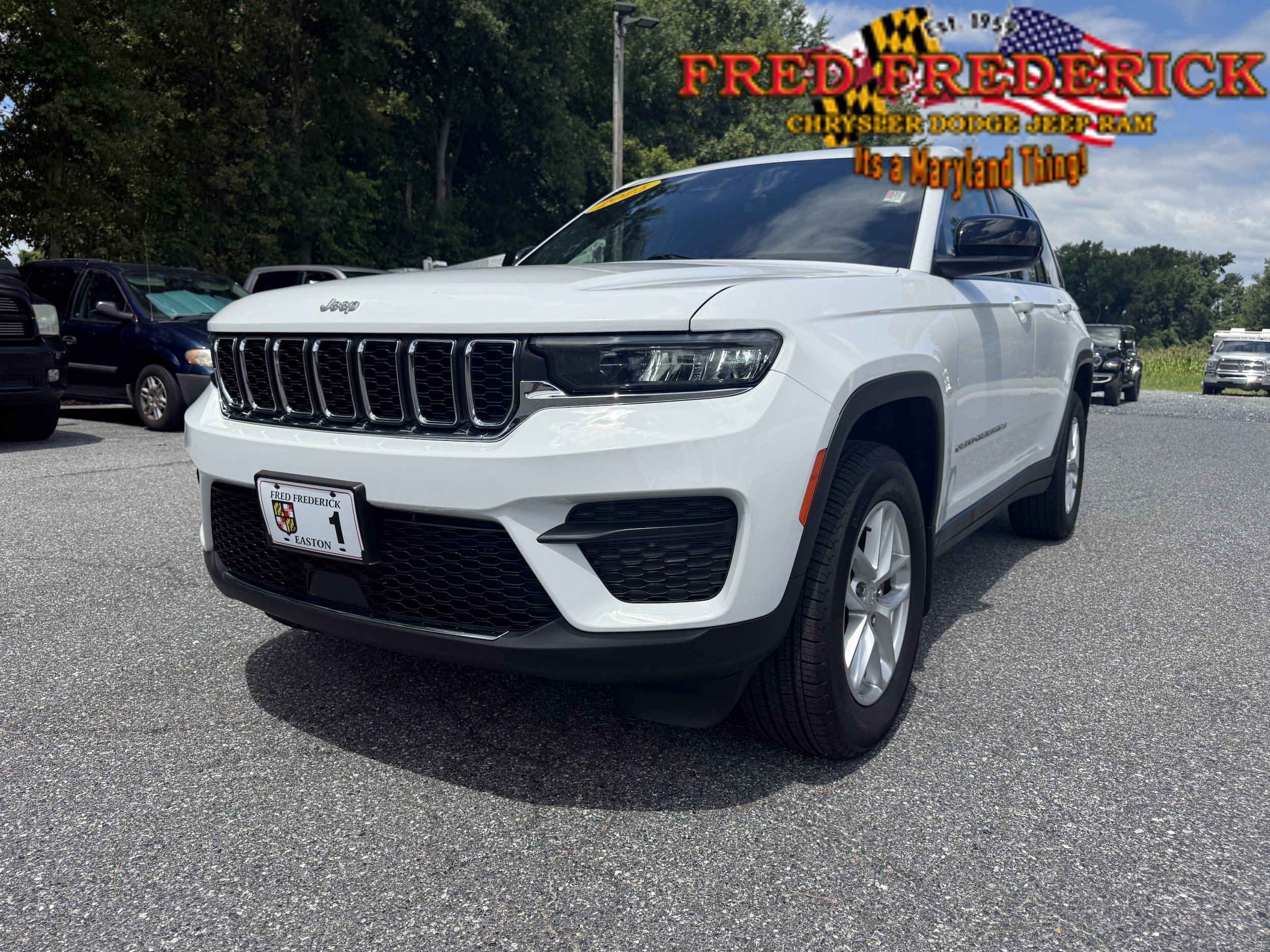Used 2025 Jeep Grand Cherokee Laredo X w/ Trailer Tow Package AWD/4WD image 3