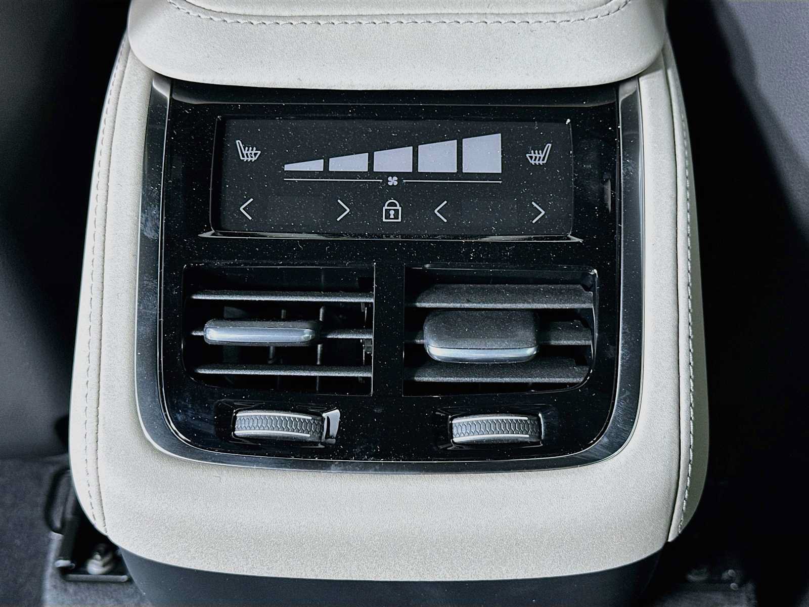 New 2027 Volvo XC90 B6 Plus AWD/4WD image 23