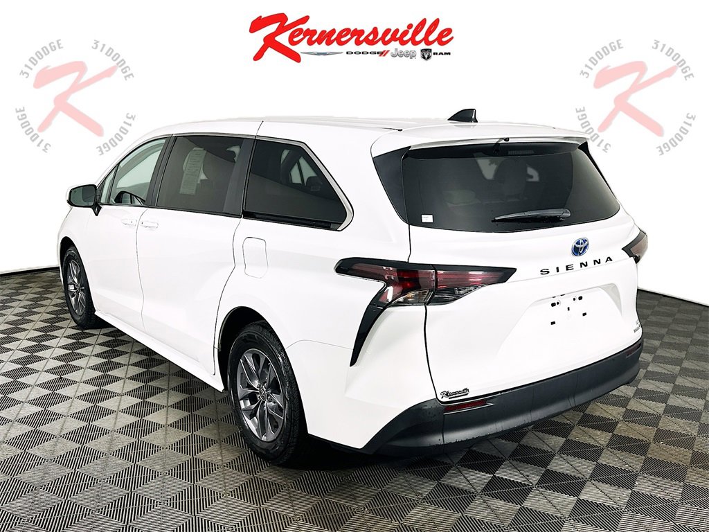 Used 2024 Toyota Sienna LE image 5