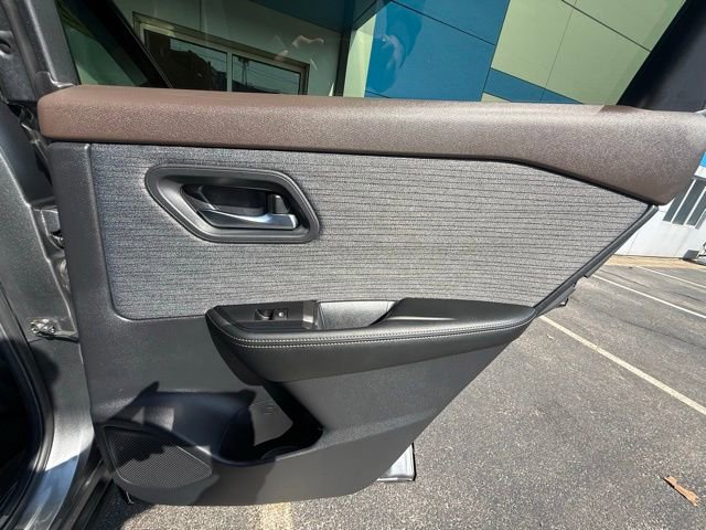 Used 2023 Nissan Rogue SV image 17