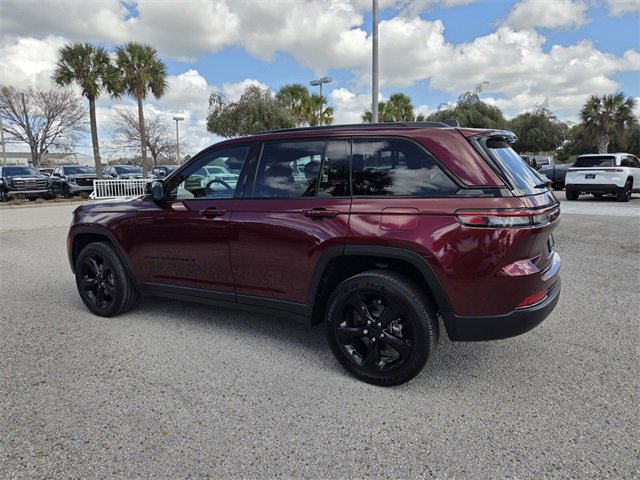 Certified 2025 Jeep Grand Cherokee Altitude image 11