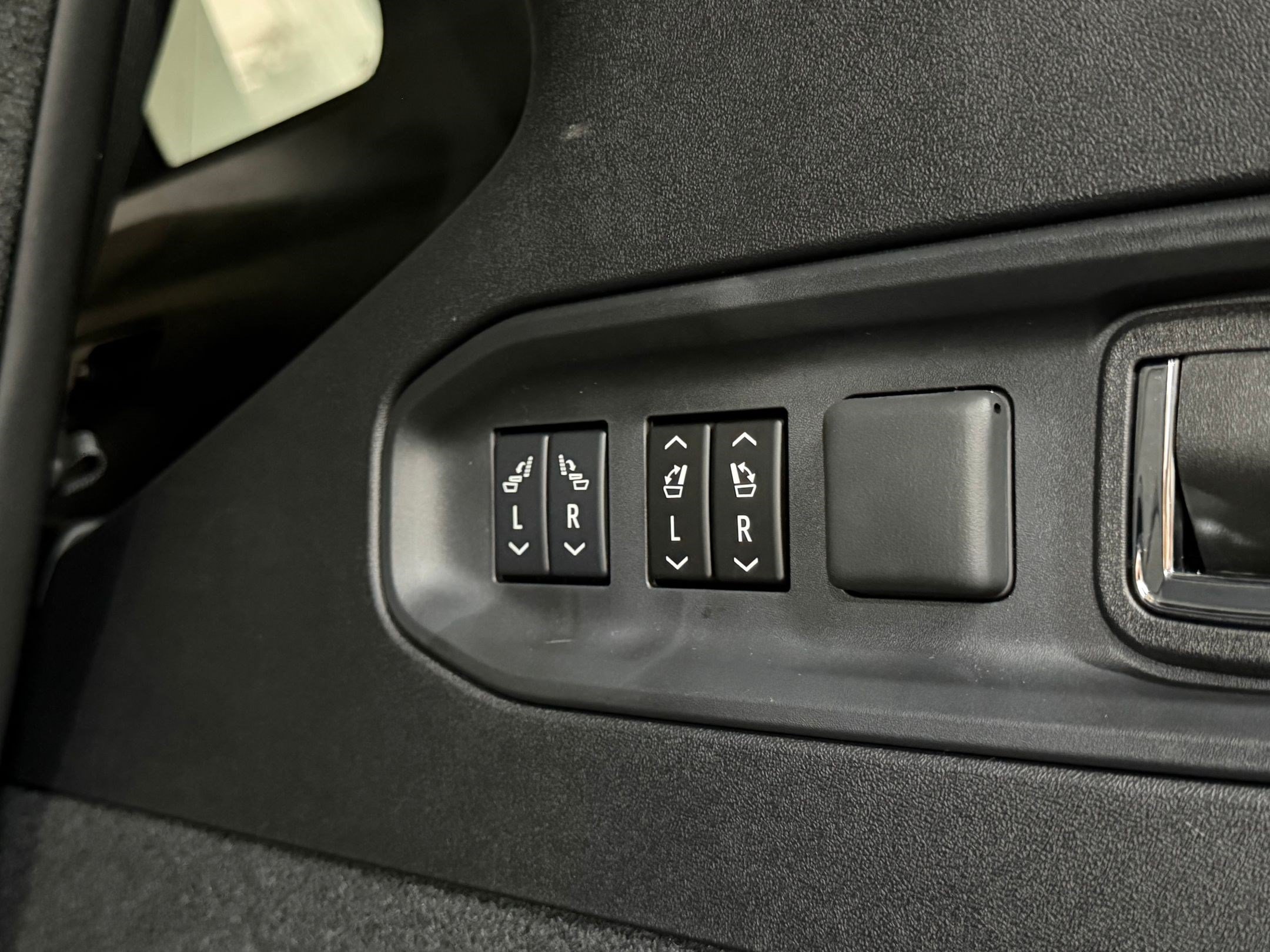 New 2027 Cadillac Vistiq Platinum AWD/4WD image 25