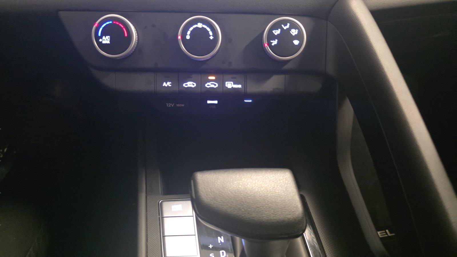 Used 2026 Hyundai Elantra SE FWD image 11