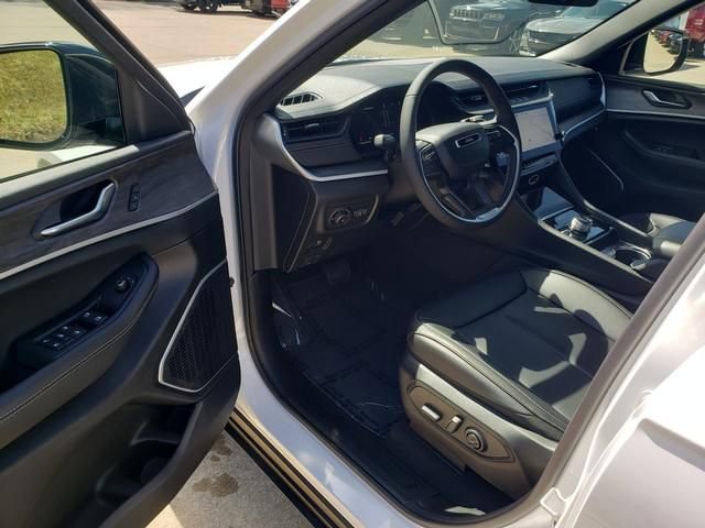 New 2026 Jeep Grand Cherokee Limited w/ Limited Altitude Package AWD/4WD image 6