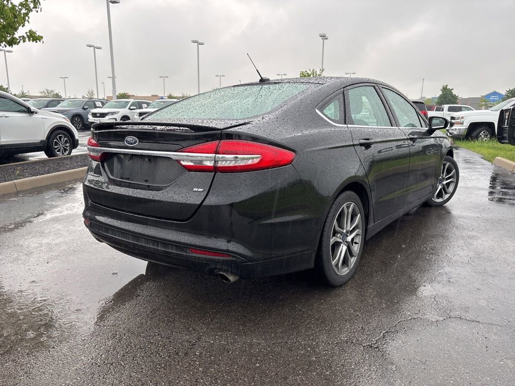 Used 2017 Ford Fusion SE w/ Equipment Group 201A FWD image 9