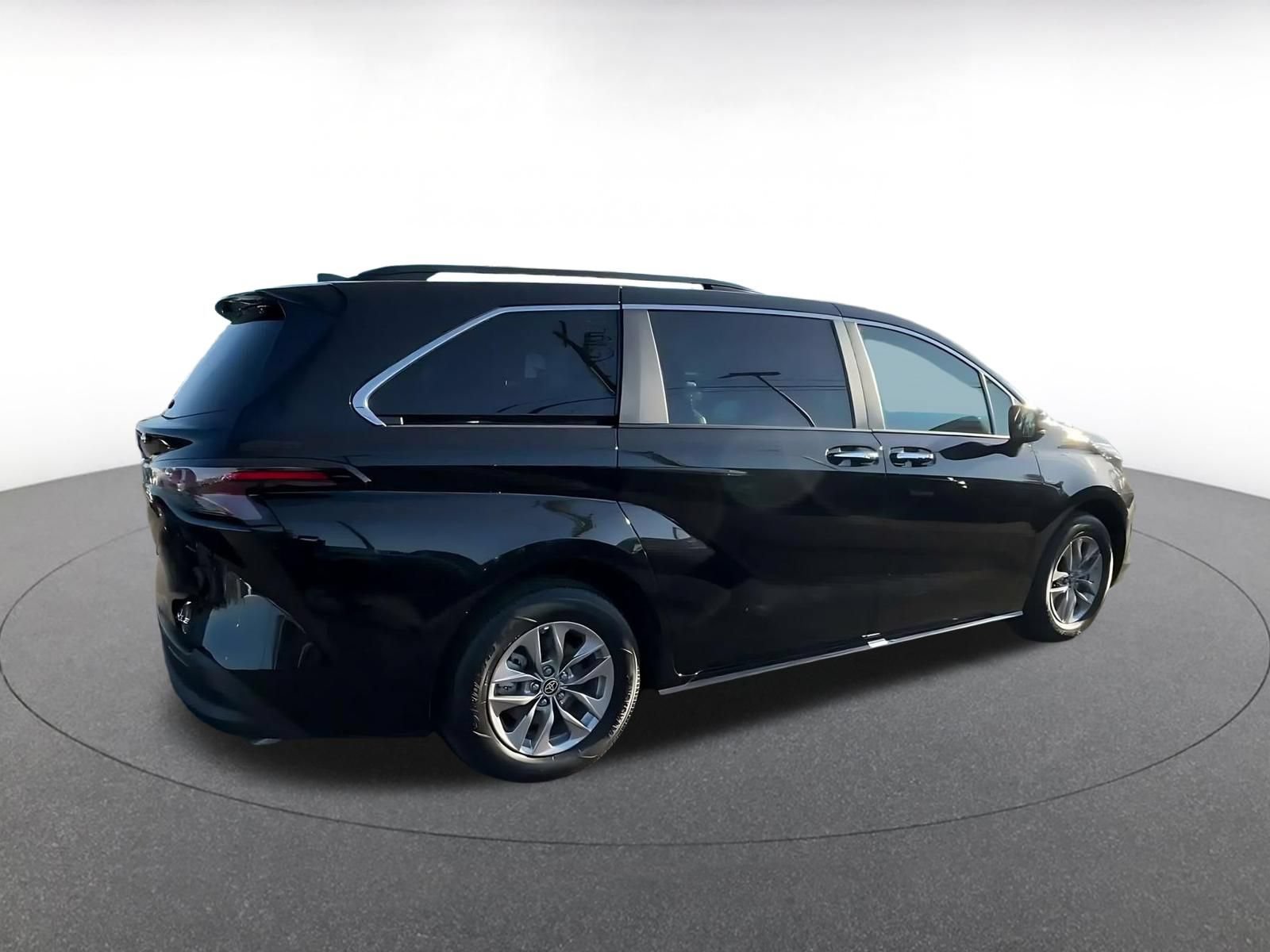 Used 2025 Toyota Sienna XLE FWD image 14