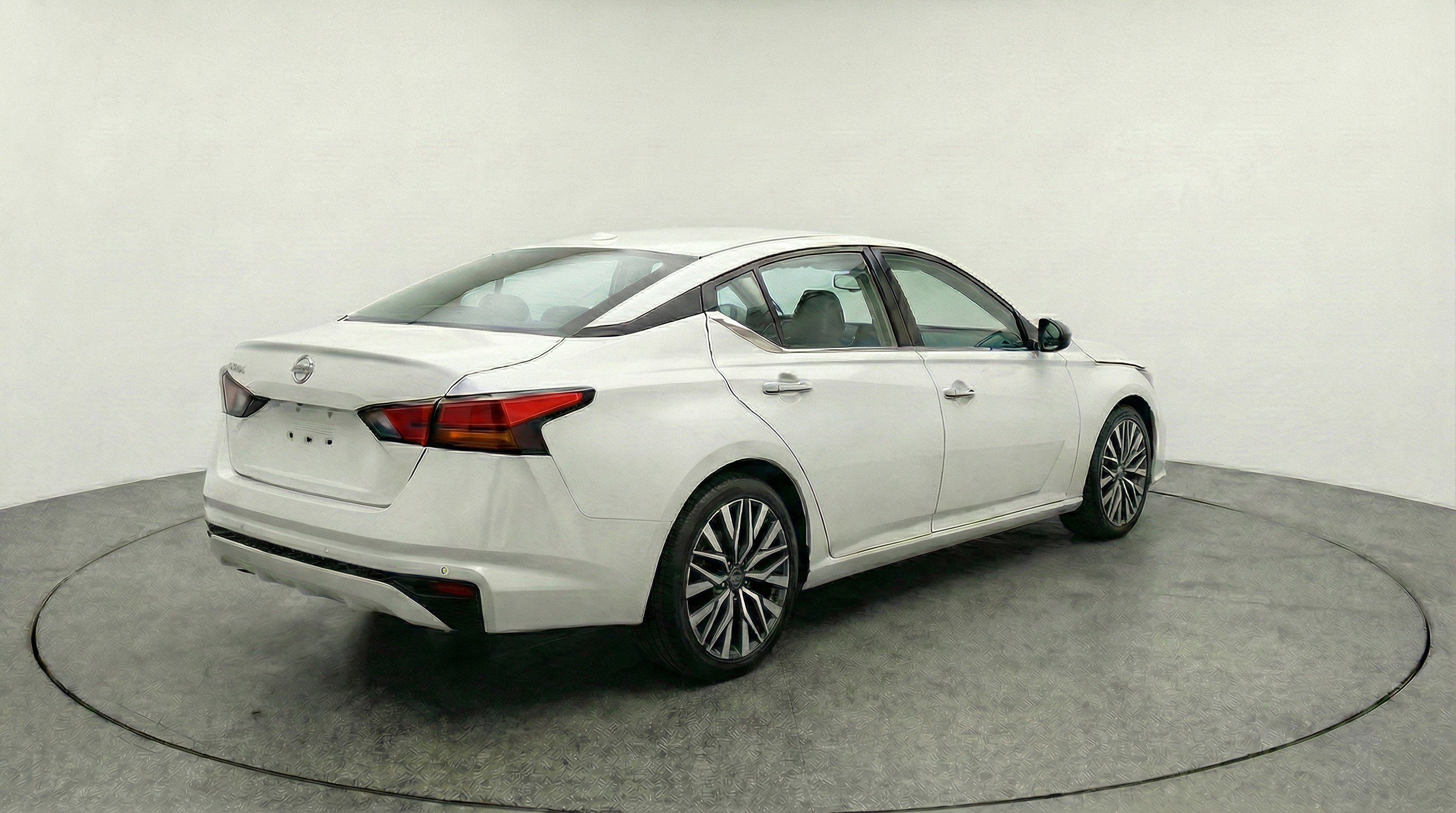 Used 2025 Nissan Altima 2.5 SV FWD image 9