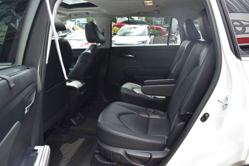 Used 2022 Toyota Highlander XLE AWD/4WD image 20