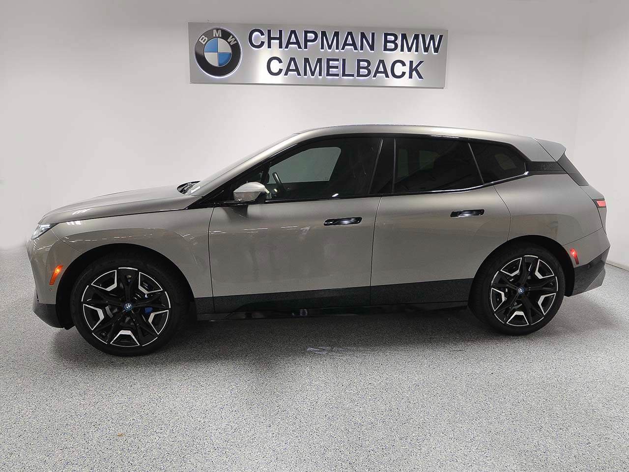 Used 2024 BMW iX xDrive50 w/ Premium Package AWD/4WD image 3
