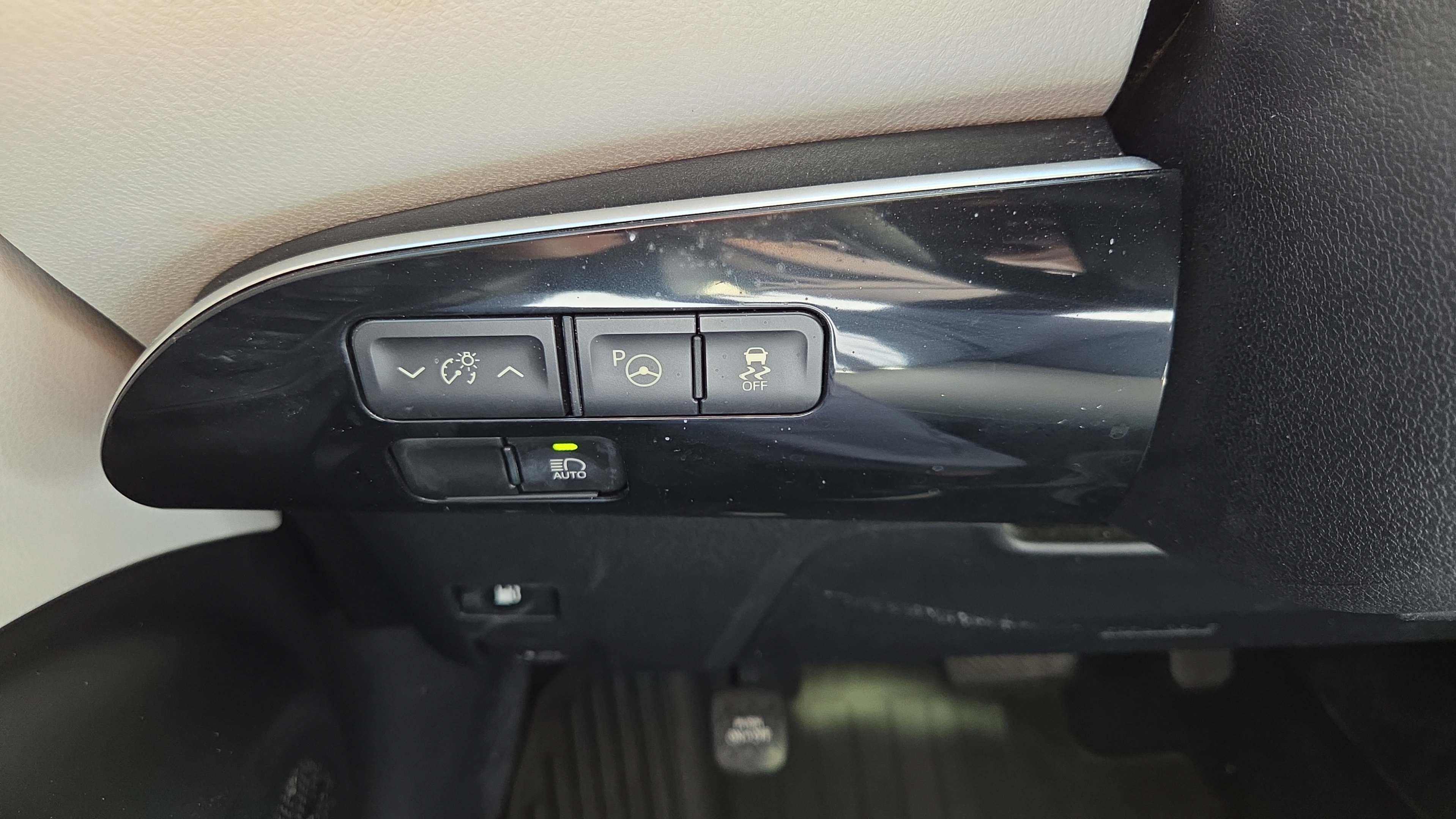 Used 2019 Toyota Prius XLE FWD image 18