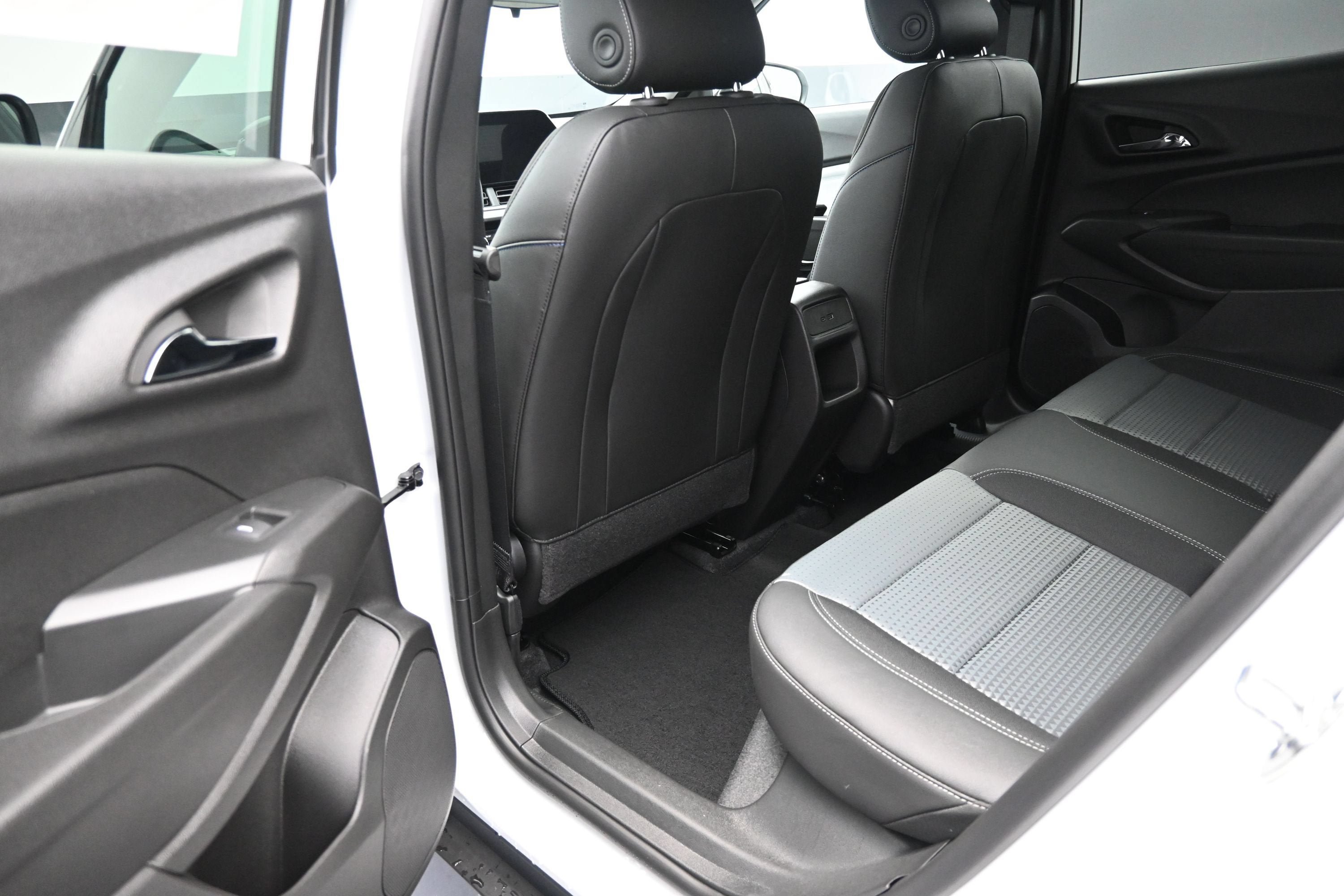 New 2026 Chevrolet Trax RS w/ Sunroof Package FWD image 27
