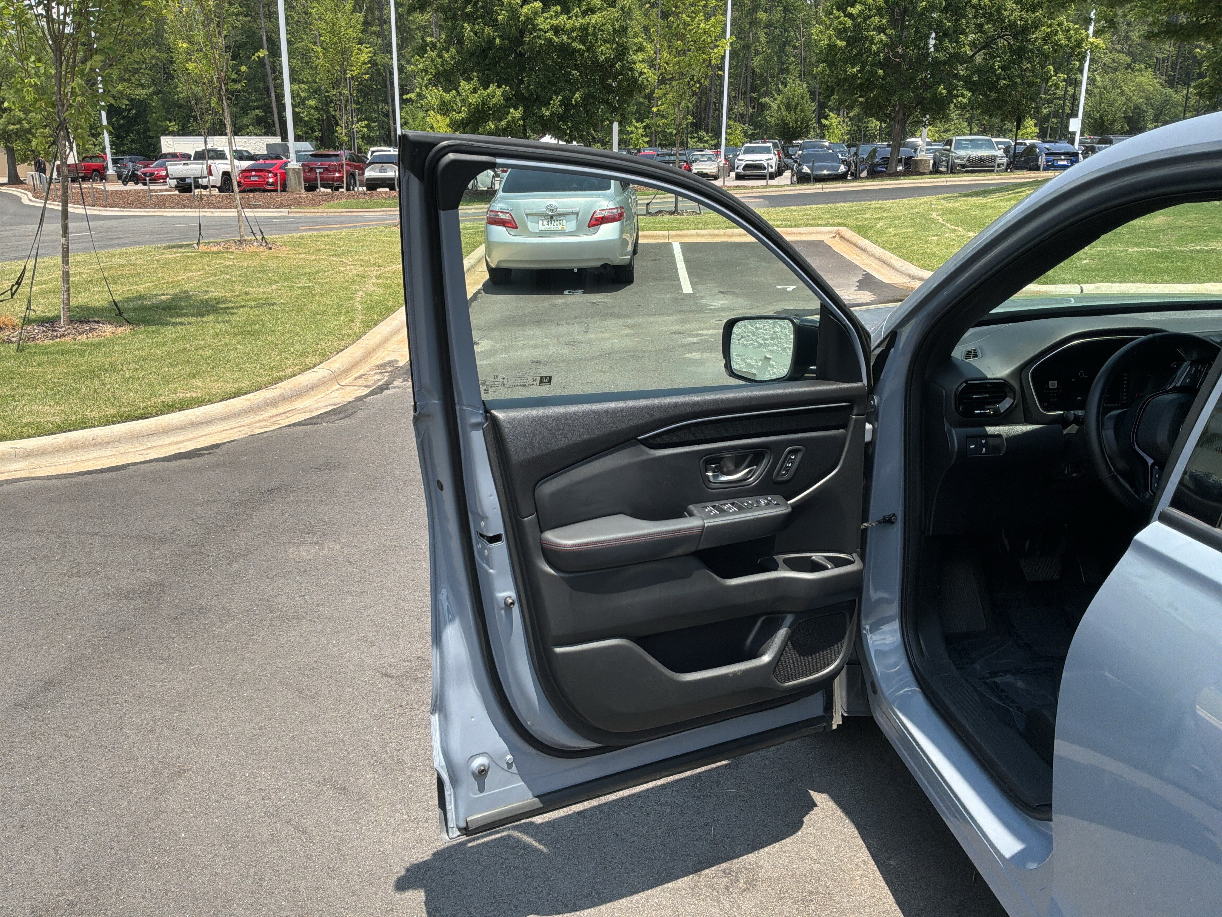 Used 2025 Honda Pilot Black Edition image 14