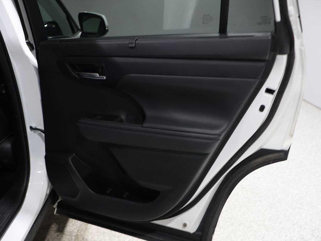 Certified 2022 Toyota Highlander XLE image 21