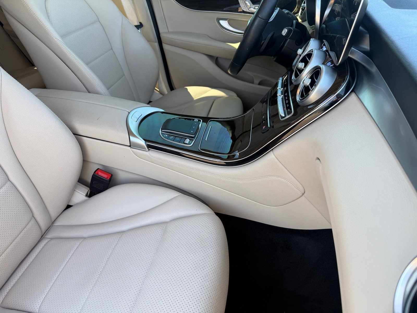 Used 2021 Mercedes-Benz GLC 300 image 31