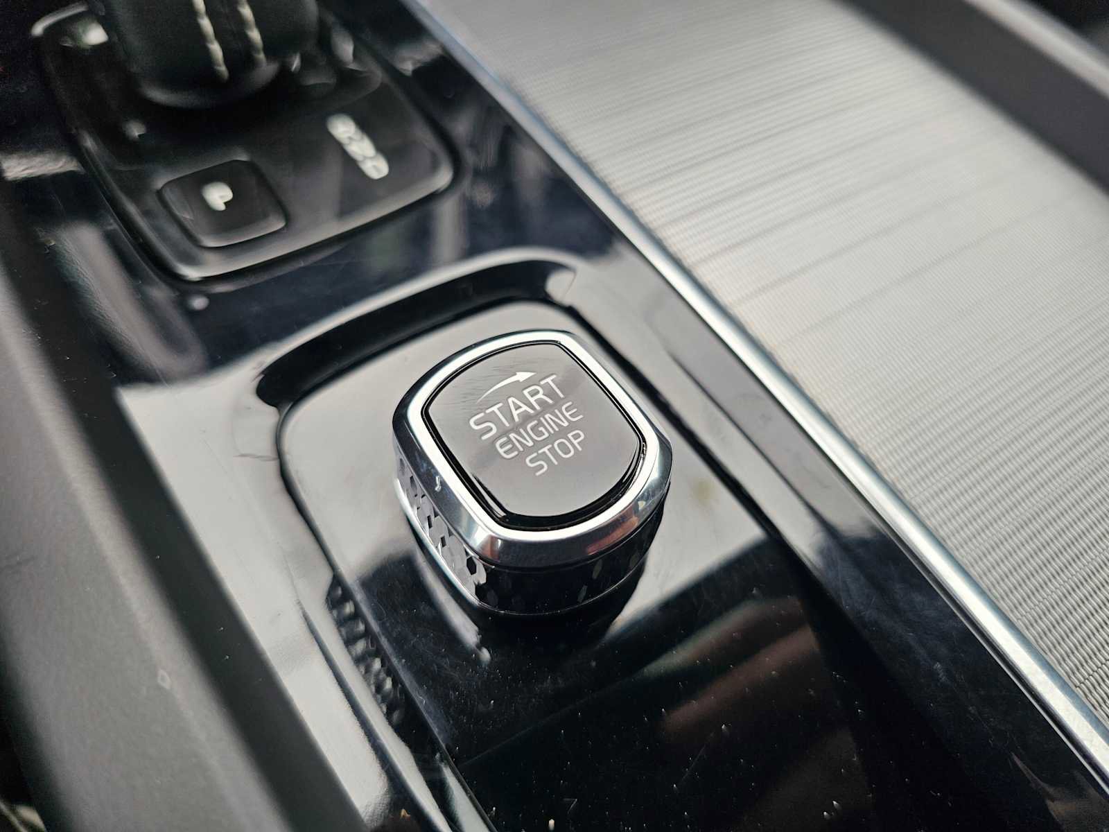 Used 2022 Volvo XC60 T8 R-Design w/ Advanced Package AWD/4WD image 37