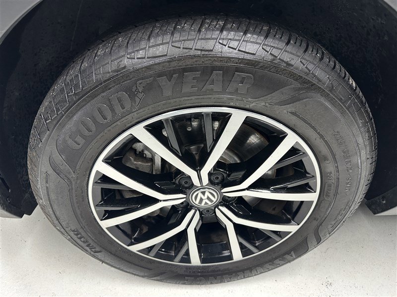 Used 2021 Volkswagen Tiguan SE w/ Panoramic Sunroof Package image 16