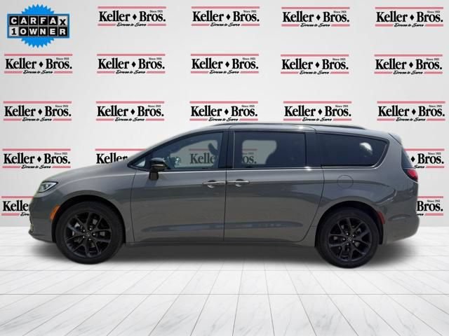 Used 2025 Chrysler Pacifica Limited w/ Uconnect Theater Family Group AWD/4WD image 4