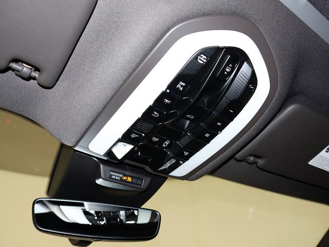 Used 2024 Porsche Macan AWD/4WD image 23