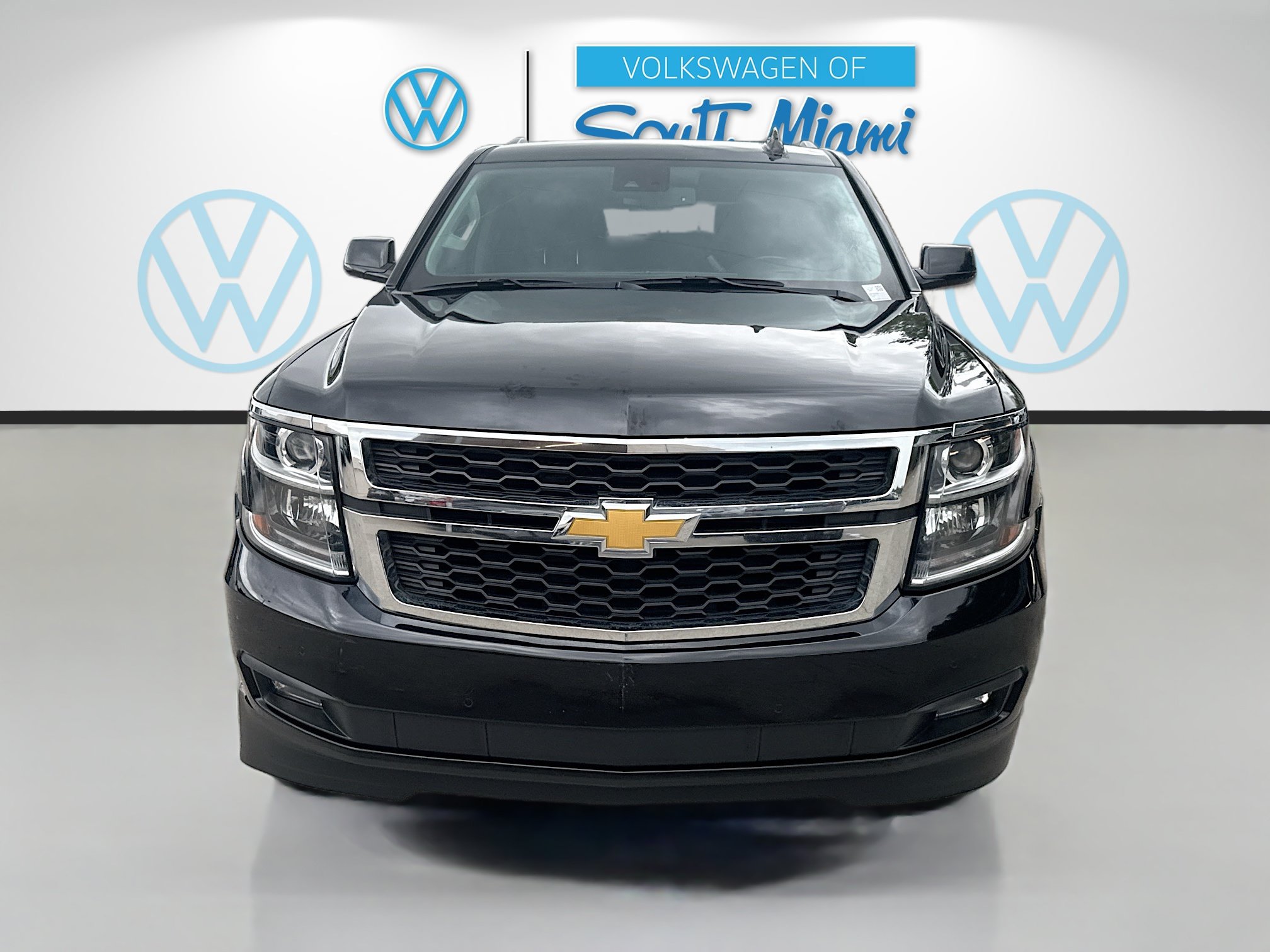 Used 2020 Chevrolet Suburban LT w/ Luxury Package RWD image 2