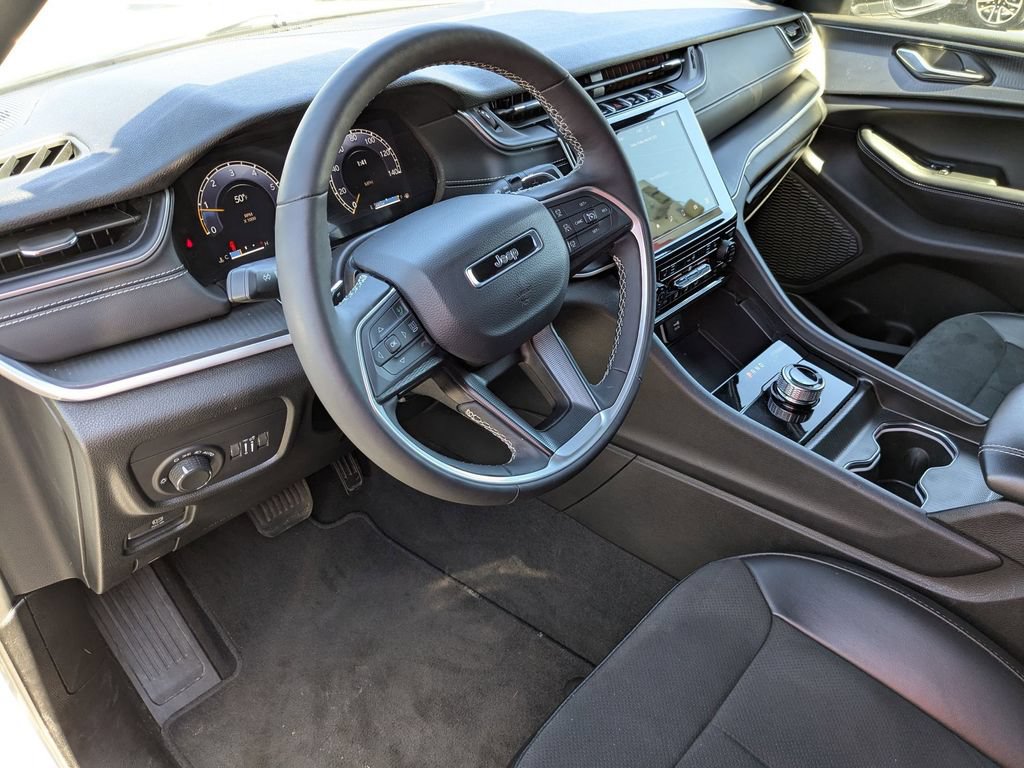 Used 2025 Jeep Grand Cherokee Altitude AWD/4WD image 15