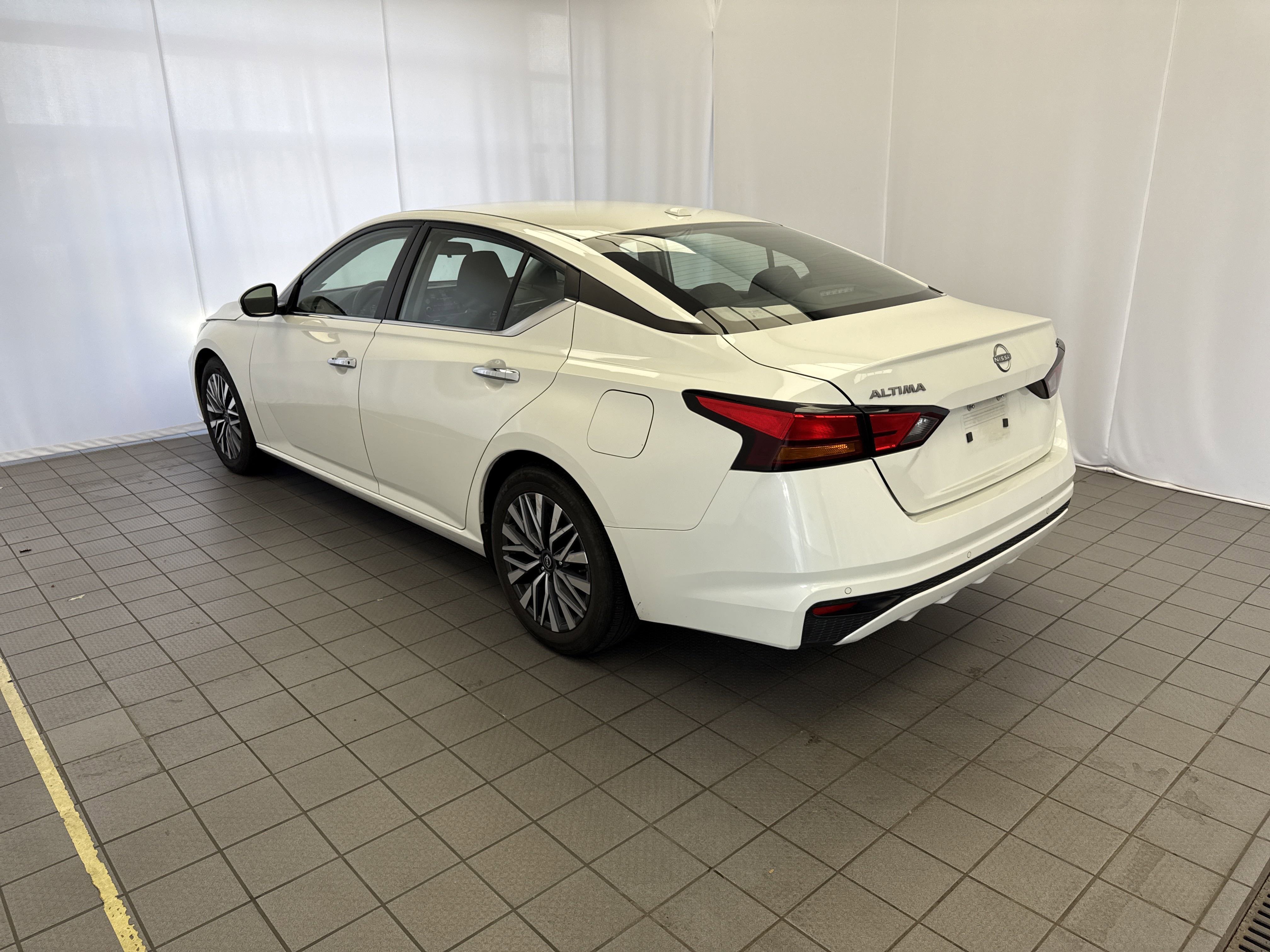 Used 2023 Nissan Altima 2.5 SV image 6
