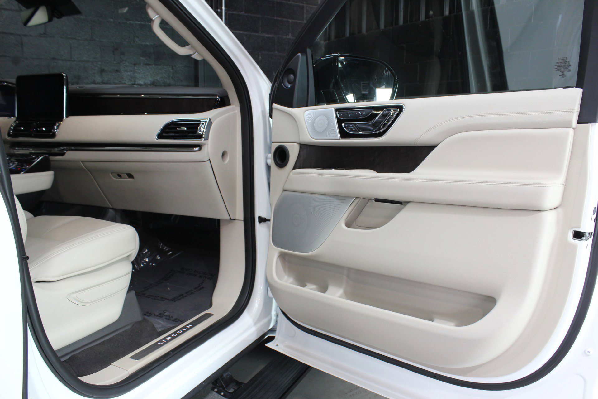 Used 2021 Lincoln Navigator Reserve w/ Luxury Package image 48