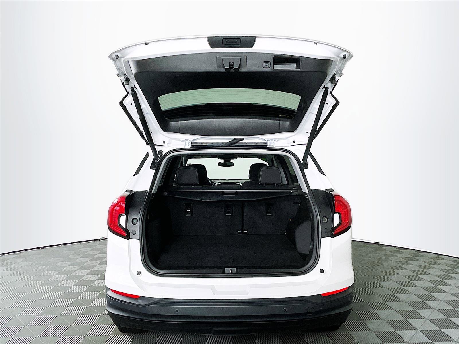 Used 2023 GMC Terrain SLE w/ Driver Convenience Package image 28