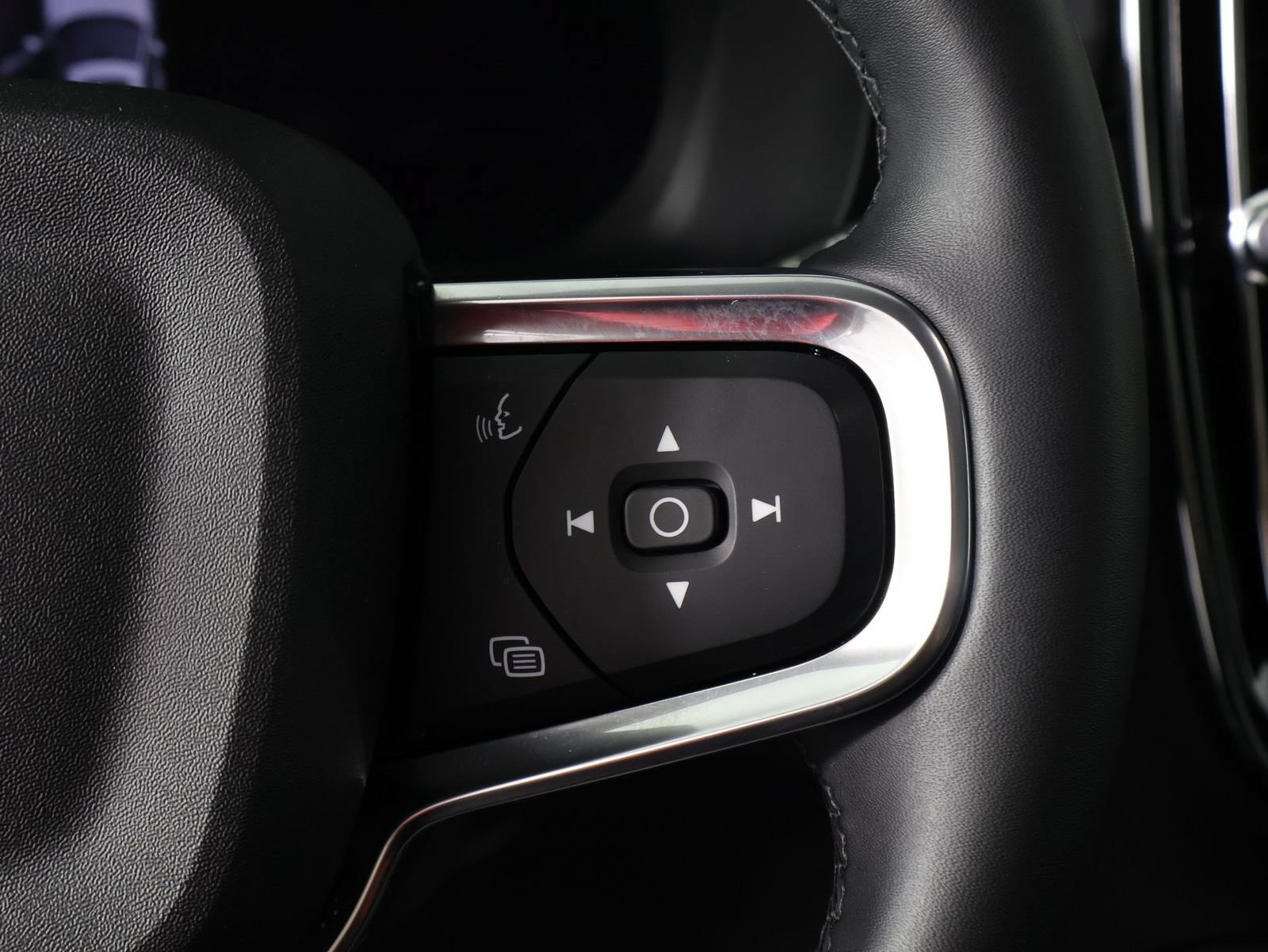 Certified 2025 Volvo XC40 B5 Plus AWD/4WD image 11