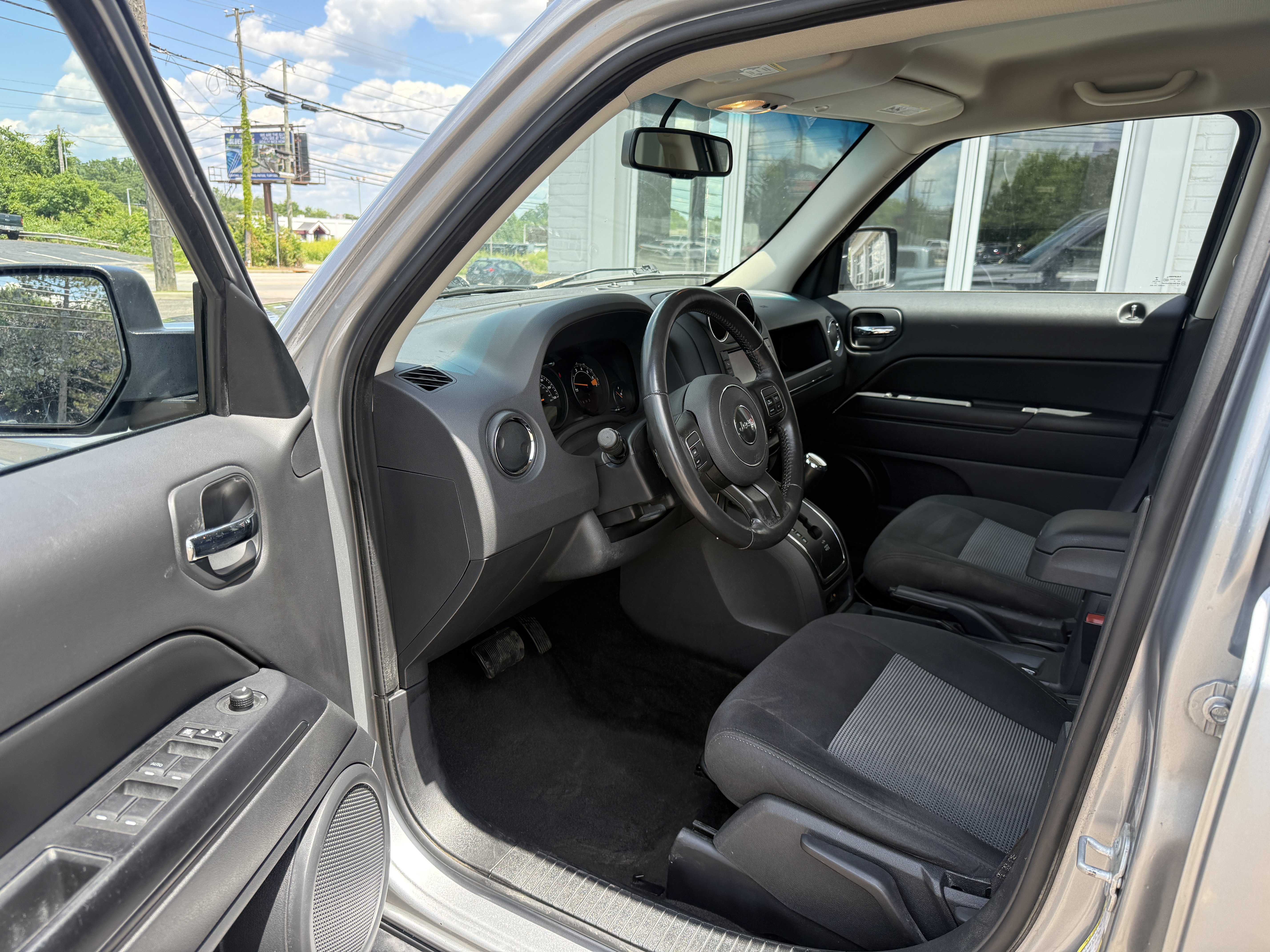 Used 2017 Jeep Patriot Latitude AWD/4WD image 9