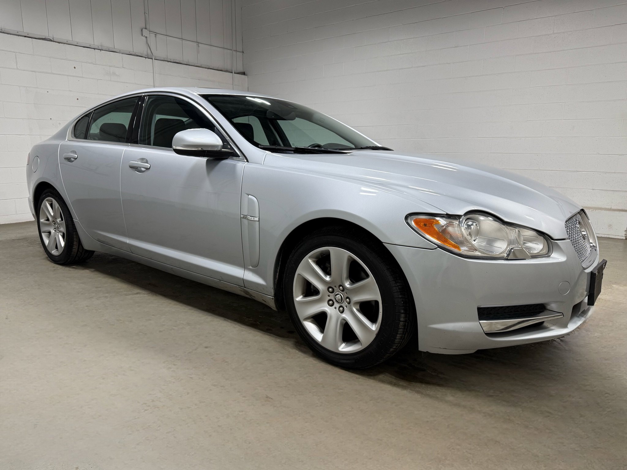 Used 2010 Jaguar XF Luxury image 3