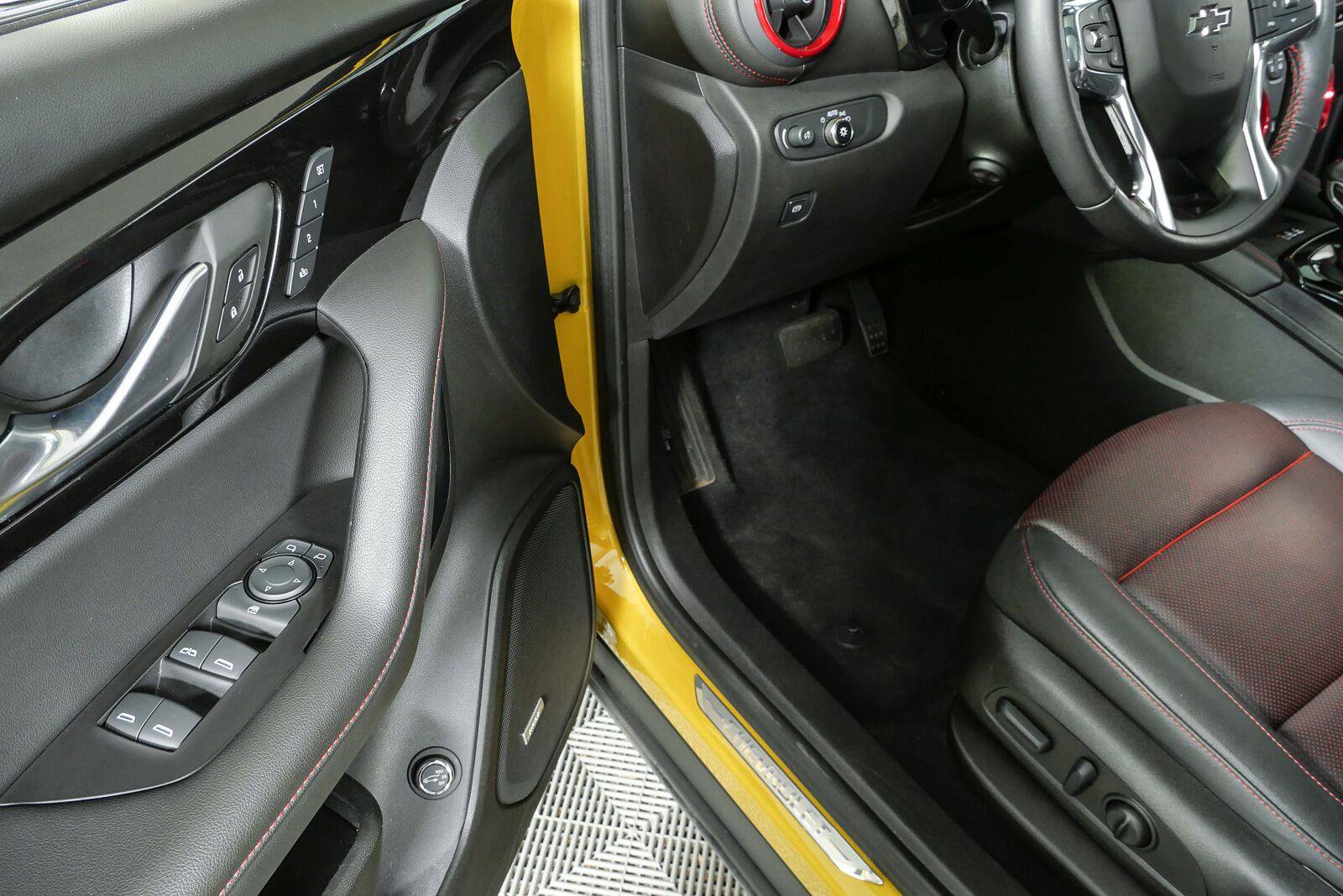 Used 2022 Chevrolet Blazer RS w/ Enhanced Convenience Package FWD image 8