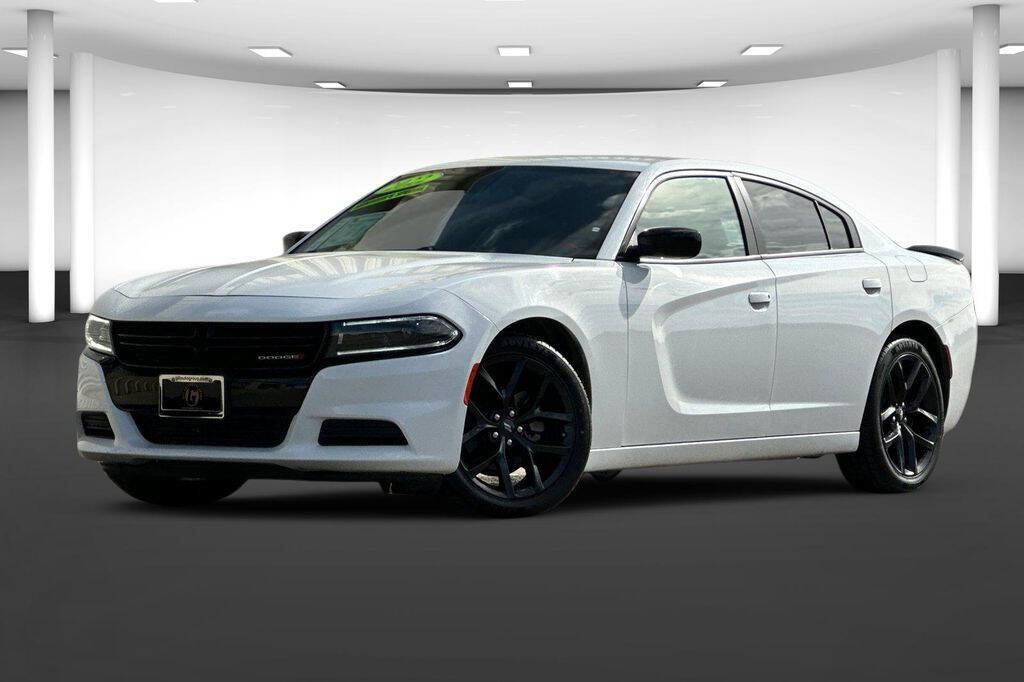 Used 2022 Dodge Charger SXT w/ Blacktop Package image 2