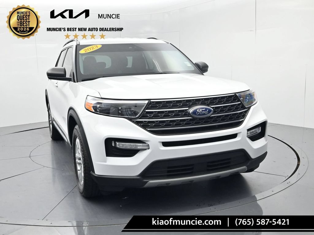 Used 2023 Ford Explorer XLT w/ Equipment Group 202A RWD image 2