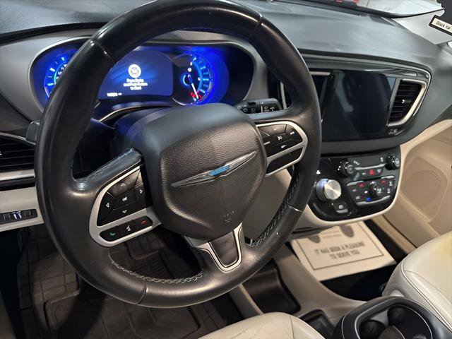 Used 2018 Chrysler Pacifica Touring-L FWD image 21