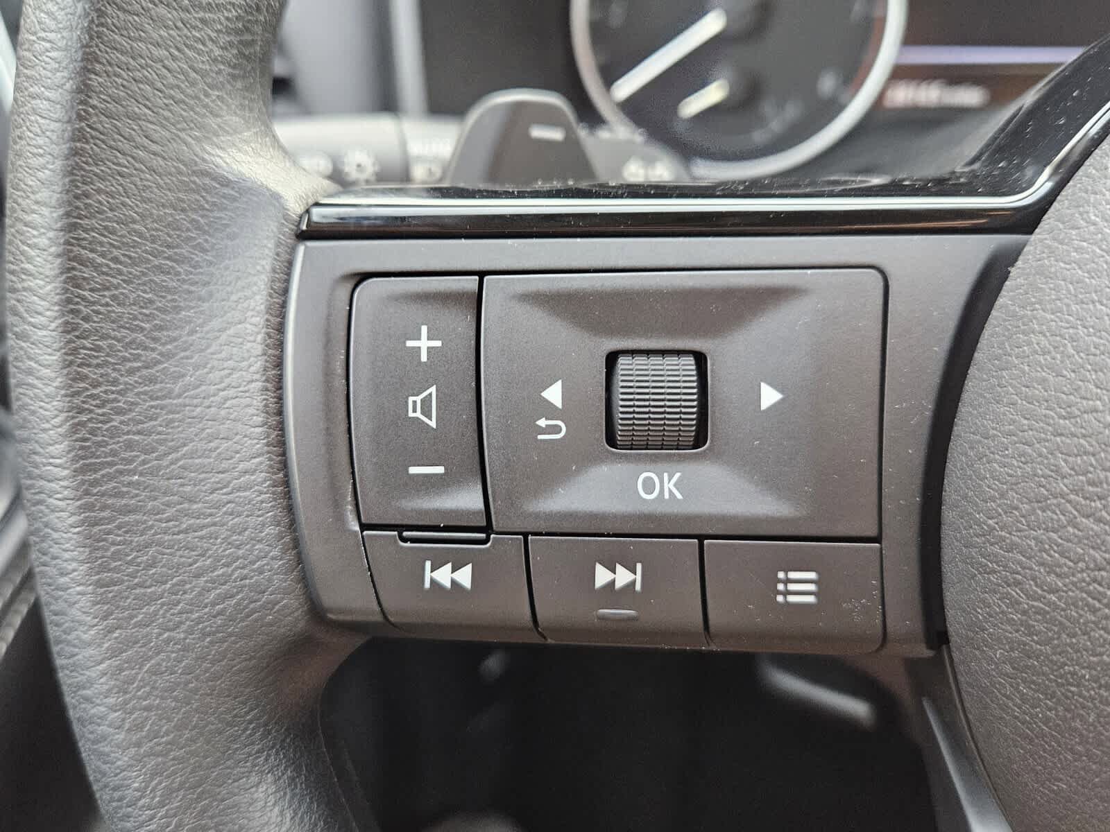 Used 2023 Nissan Rogue SV image 12