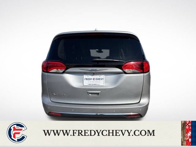 Used 2020 Chrysler Pacifica Touring-L FWD image 6
