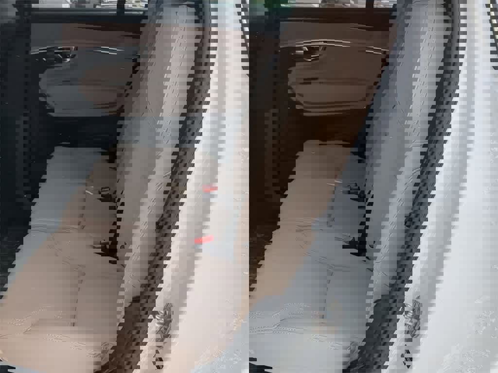 Certified 2026 Volvo XC90 B6 Plus w/ Protection Package Premier image 18