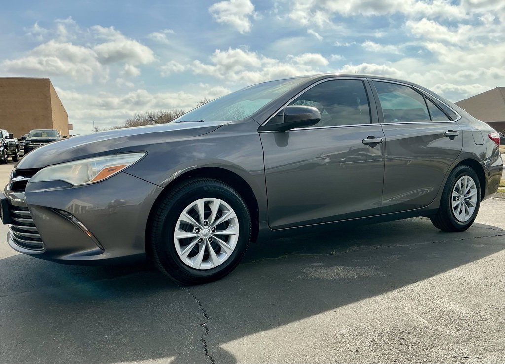Used 2016 Toyota Camry LE image 7
