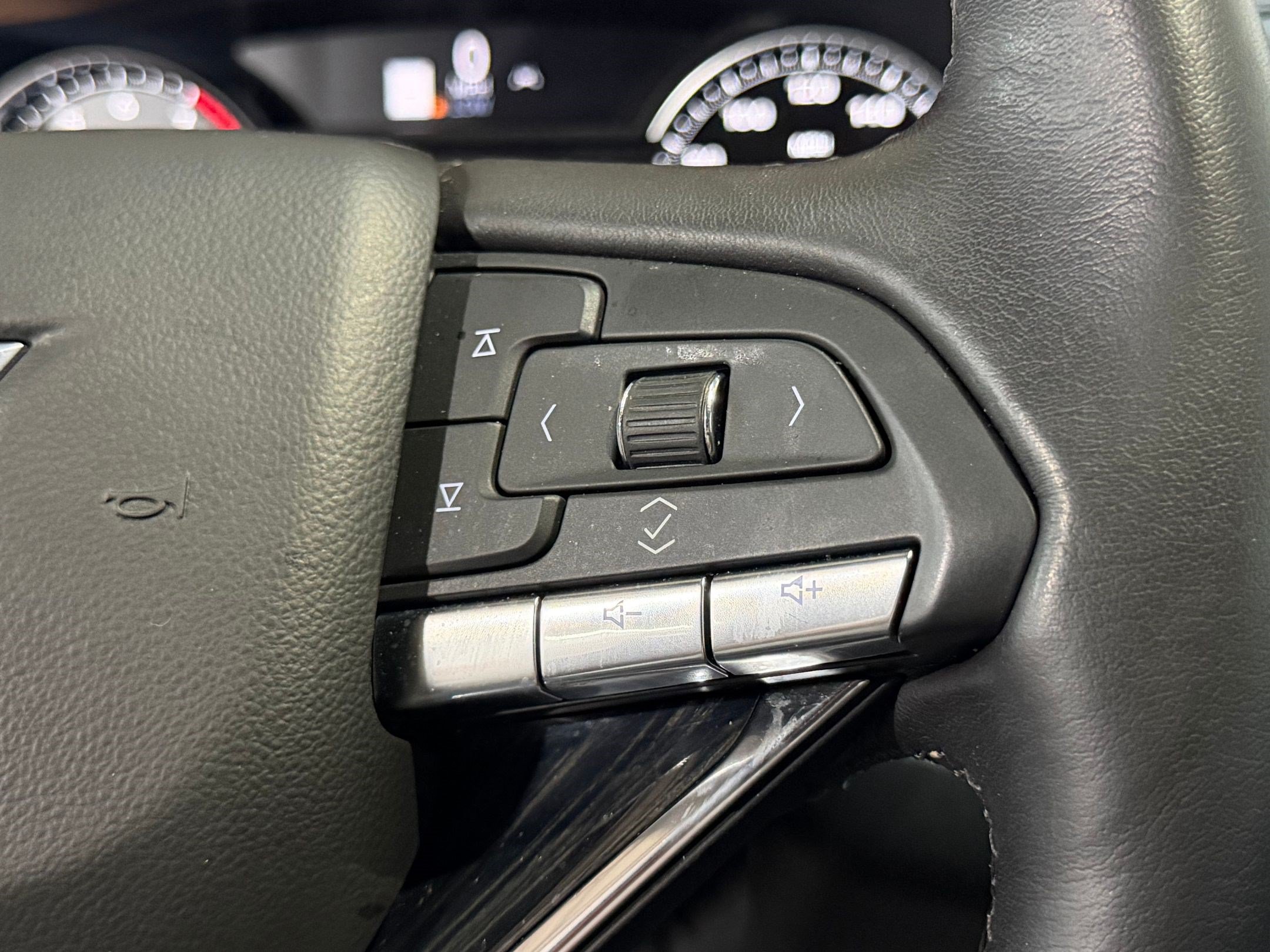 Used 2024 Cadillac XT6 Premium Luxury FWD image 30