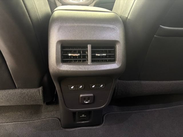 Used 2023 Chevrolet Equinox Premier AWD/4WD image 23