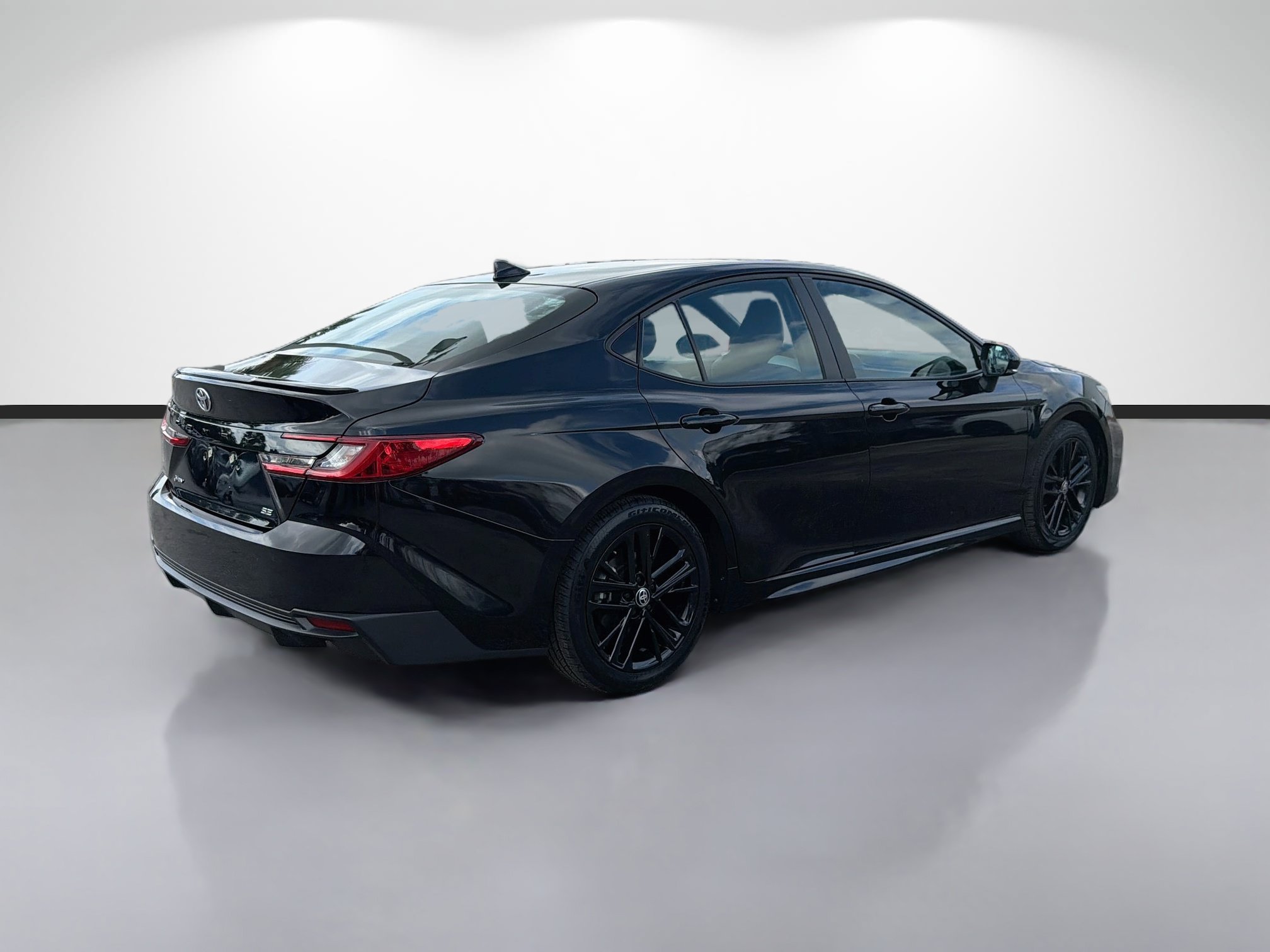 Used 2025 Toyota Camry SE FWD image 3