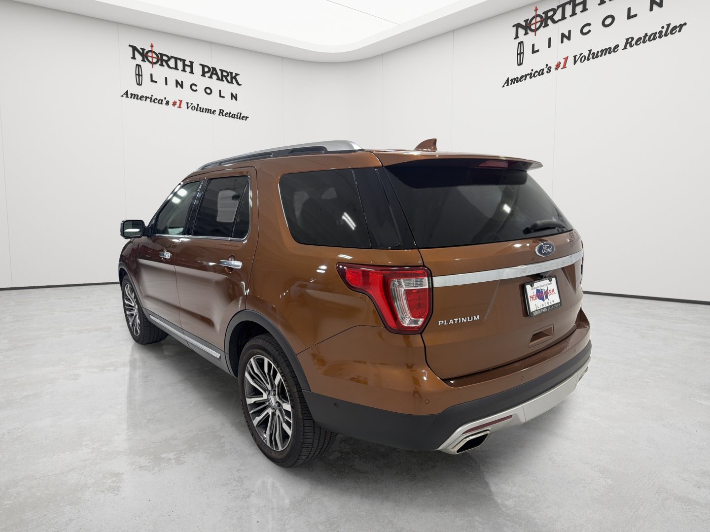 Used 2017 Ford Explorer Platinum AWD/4WD image 3
