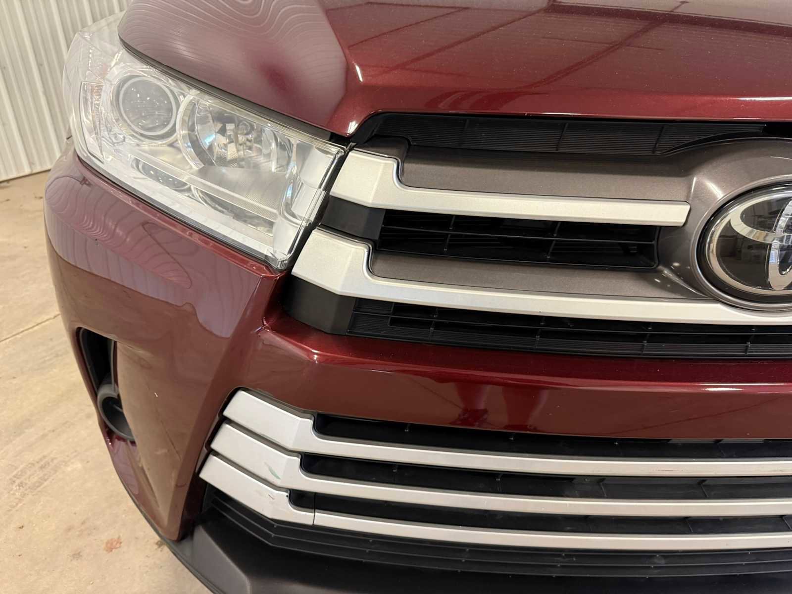 Used 2019 Toyota Highlander LE AWD/4WD image 4