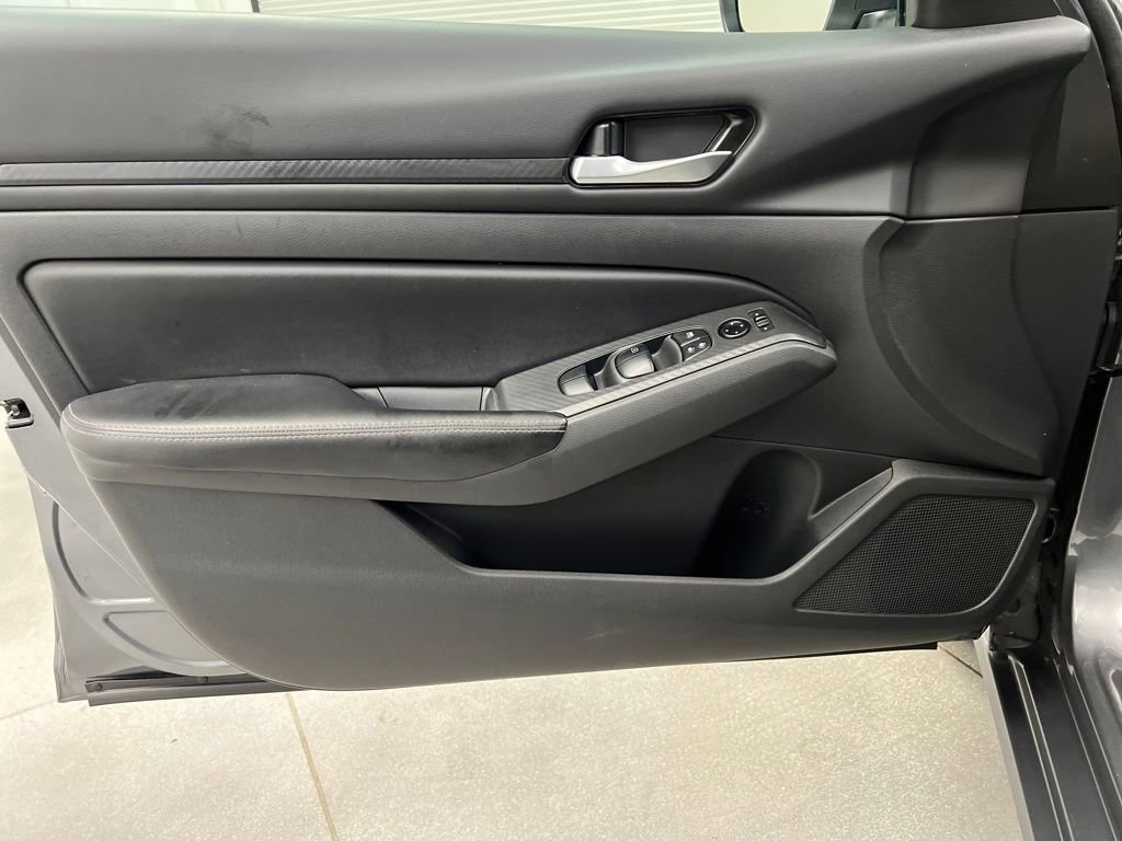 Used 2024 Nissan Altima 2.5 SV image 11