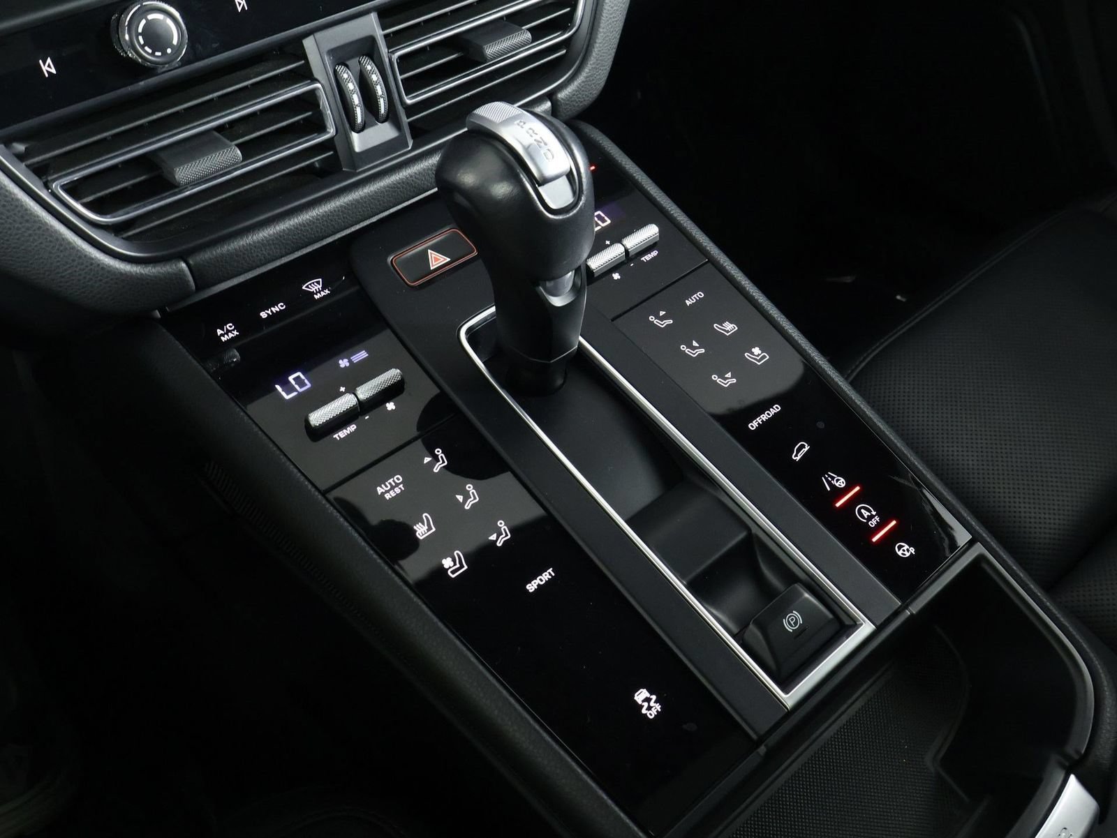 Certified 2023 Porsche Macan AWD/4WD image 18