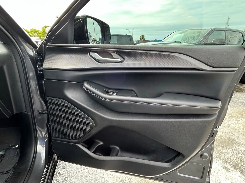 Used 2023 Jeep Grand Cherokee Altitude AWD/4WD image 33