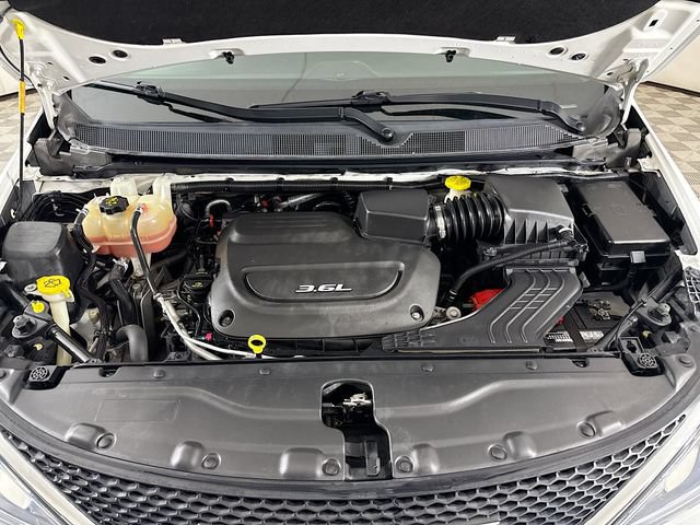 Used 2017 Chrysler Pacifica Touring-L FWD image 29